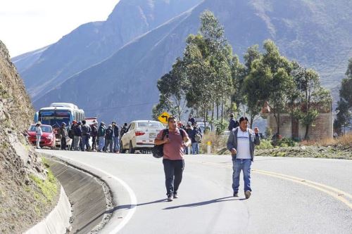 Bloqueo de carretera a la sierra de La Libertad por parte de ronderos obligó a los pasajeros a caminar para llegar a sus destinos.