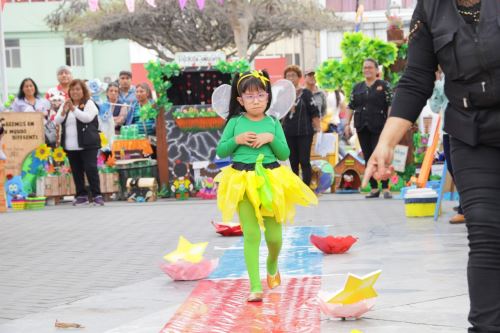 Discos, periódico, bolsas, chapitas de botella, cartón y otros materiales fueron empleados para confeccionar creativos trajes.