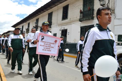 Efectivos de la Policía Nacional del Perú participaron en el pasacalle por el Día Internacional de la No Violencia contra la Mujer, organizado en Cajamarca.