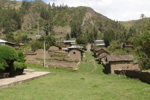Grietas han aparecido en el suelo del centro poblado Cajas del distrito de Parobamba, en la región Áncash.