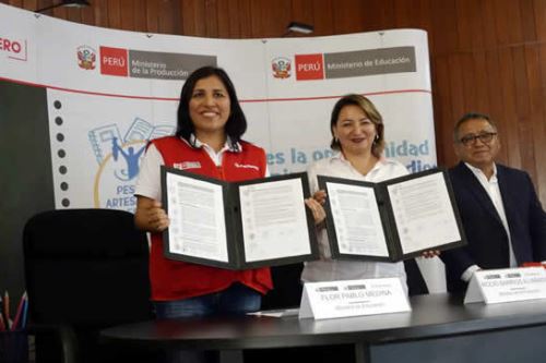 Las ministras de Educación, Flor Pablo, y de la Producción, Rocío Barrios, suscribieron convenio en beneficio de pescadores de Piura.