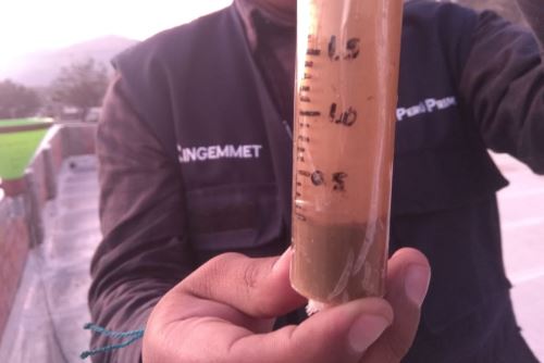 Especialistas del Ingemmet recogen muestras de las cenizas expulsadas por el volcán Sabancaya (Arequipa).