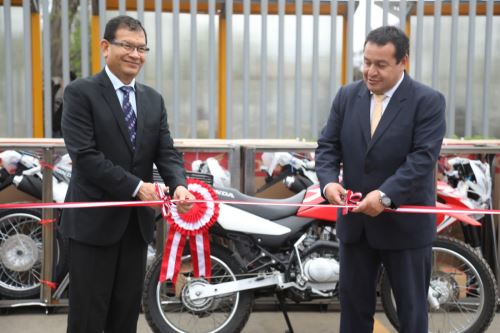 El titular del Minagri, Jorge Montenegro, encabezó la entrega al Senasa de 403 motocicletas y 82 camionetas que prestarán apoyo a las acciones de supervisión.