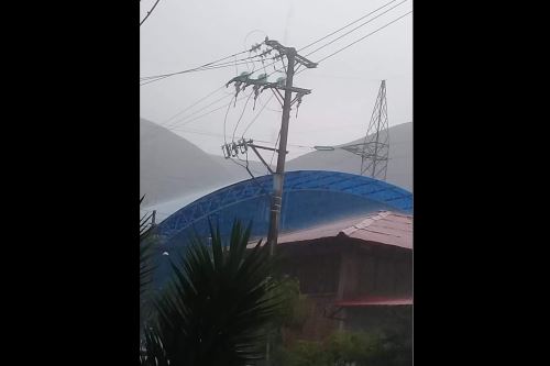 Electro Sur Este reportó daños en algunos postes de energía eléctrica por los truenos que se registran en la ciudad del Cusco, acompañados de lluvias.