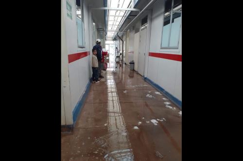 Lluvias torrenciales inundaron los pasillos del hospital de contingencia Qali Runa, en la ciudad del Cusco.