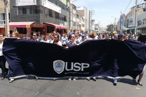 Trabajadores administrativos y docentes de la Universidad San Pedro se movilizaron en la ciudad de Chimbote.