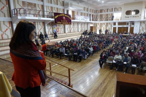 La ministra de Educación, Flor Pablo, animó hoy a los mejores maestros del Perú a vivir la experiencia de enseñar en la zona rural.