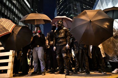 Los manifestantes observan desde la calle Pedder en el centro luego de una manifestación en favor de la democracia desde Victoria Park hasta Chater Road en Hong Kong.