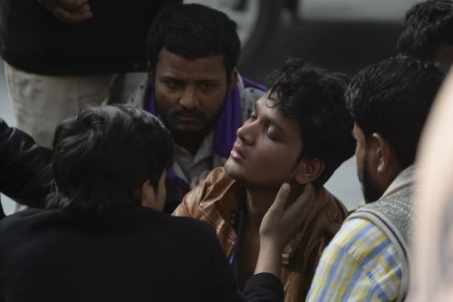 Un pariente víctima de un incendio reacciona frente a la morgue de un hospital en Nueva Delhi, luego de que estallara un incendio en una fábrica en el área de Anaj Mandi de la capital de India.