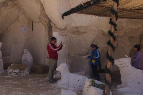 Pobladores y turistas visitan nacimiento tallado en sillar en las canteras de sillar de Añashuayco, región Arequipa.