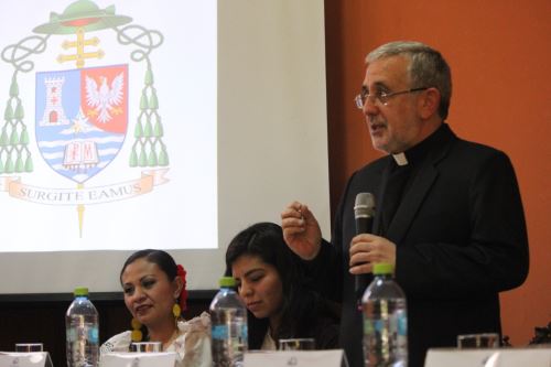 El arzobispo de Arequipa, monseñor Javier del Río Alba, fundó en 2016 la Escuela Arquidiocesana de Jóvenes Líderes.