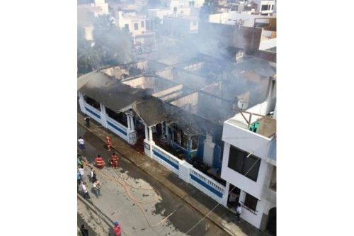 Bomberos de Chiclayo, Leonardo Ortiz y Pimentel sofocaron incendio en la Casona Zoeger, región Lambayeque.