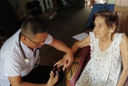 Médicos, enfermeros y técnicos de enfermería de la Posta Médica Iberia de EsSalud visitó casa por casa a asegurados adultos mayores de Iñapari.