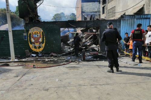Un grupo de enardecidos pobladores de San Lorenzo quemaron la comisaría, un patrullero y siete fusiles AKM.