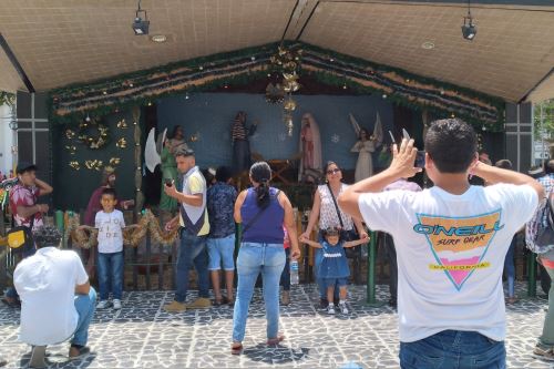 Pobladores y turistas se toman fotos con el colorido nacimiento instalado en la pérgola del parque principal de la ciudad de Chiclayo.