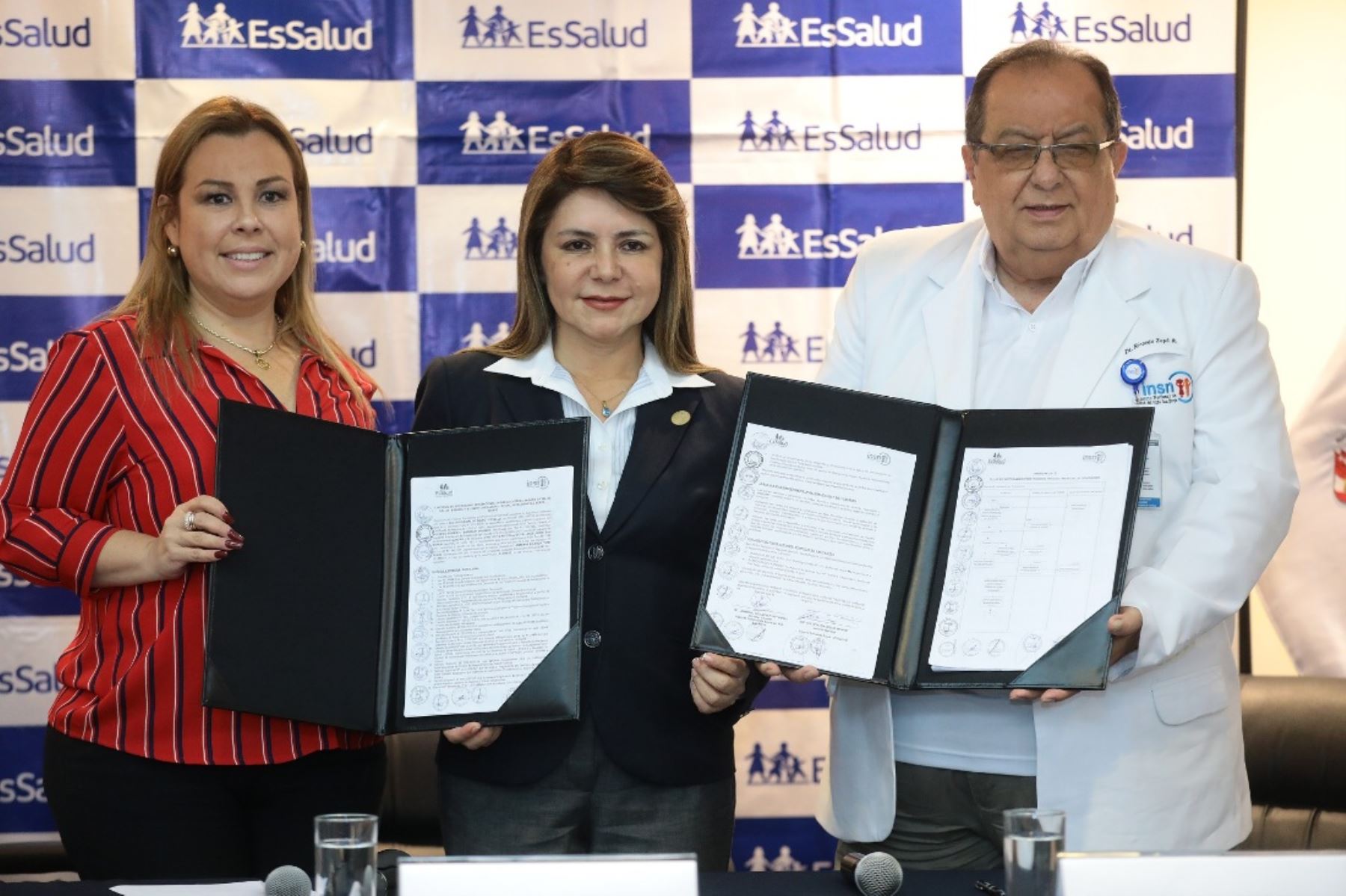 La ministra de Salud, Elizabeth Hinostroza; la titular de EsSalud, Fiorella Molinelli y el director del INSNSB, Ricardo Zopfi