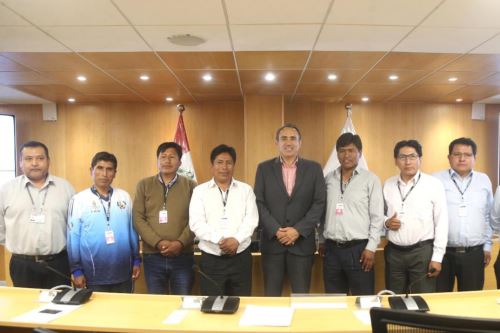 El viceministro de Transportes, Carlos Estremadoyro, se reunió con alcaldes de la provincia puneña de El Collao.