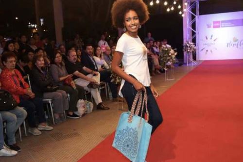 Durante el desfile Moda Sostenible, las modelos lucieron prendas y accesorios elaborados con insumos provenientes de nuestros bosques de una manera eficiente y sostenible. Durante el desfile Moda Sostenible, las modelos lucieron prendas y accesorios elaborados con insumos provenientes de nuestros bosques de una manera eficiente y sostenible.