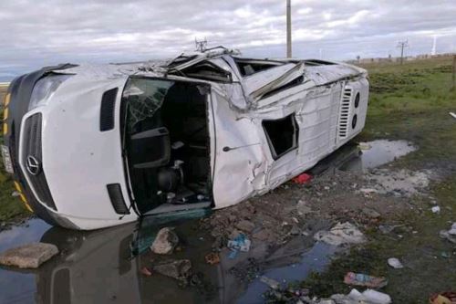 Así quedó la miniván que se despistó en la carretera Central cuando trasladaba féretro de mujer.