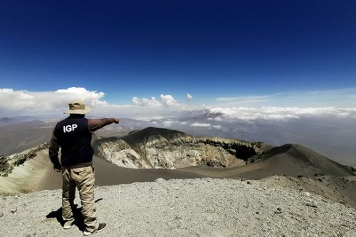Durante ascenso al volcán Misti, especialistas del IGP corroboraron que es constante la expulsión de vapor de agua y gases magmáticos desde el cráter.