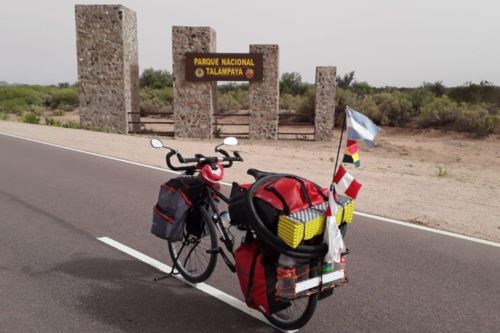 El argentino Darío Salotti considera a su bicicleta su casa y posee alforjas traseras y delanteras. Con ella recorrerá Bolivia, Chile y Perú.