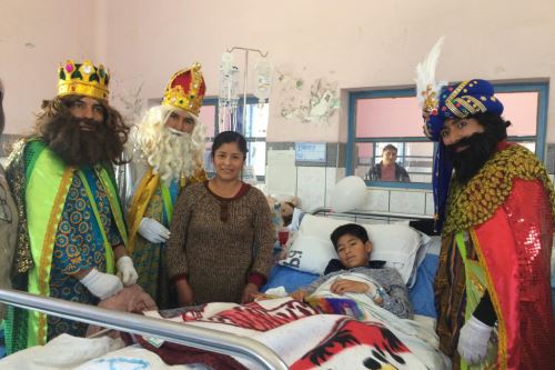 Tres policías de la unidad de caballería se disfrazaron de Melchor, Gaspar y Baltazar para llevar alegría y regalos a niños de Arequipa.