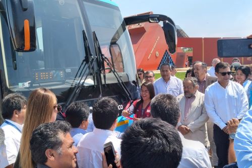 En el frontis del Museo Tumbas Reales de Sipán, en la ciudad de Lambayeque, se hizo la presentación de bus eléctrico.