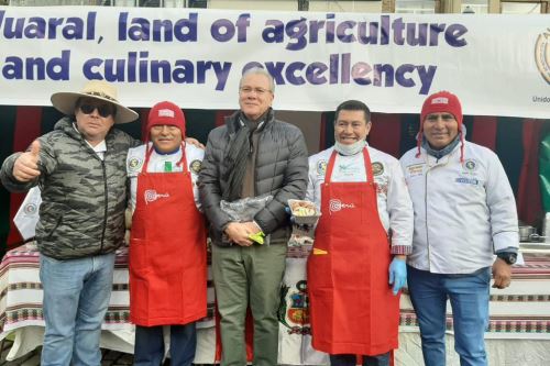 El embajador de Perú en Bélgica, Gonzalo Gutiérrez, asistió a evento gastronómico en Bruselas, en el que participaron miembros de la Asociación de Hoteles, Restaurantes y Afines (Ahora) de la provincia de Huaral.