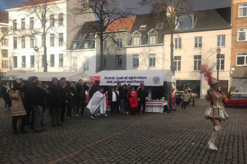 El chancho al palo se lució en festival gastronómico desarrollado en la plaza Saint Catherine de Bruselas, Bélgica.