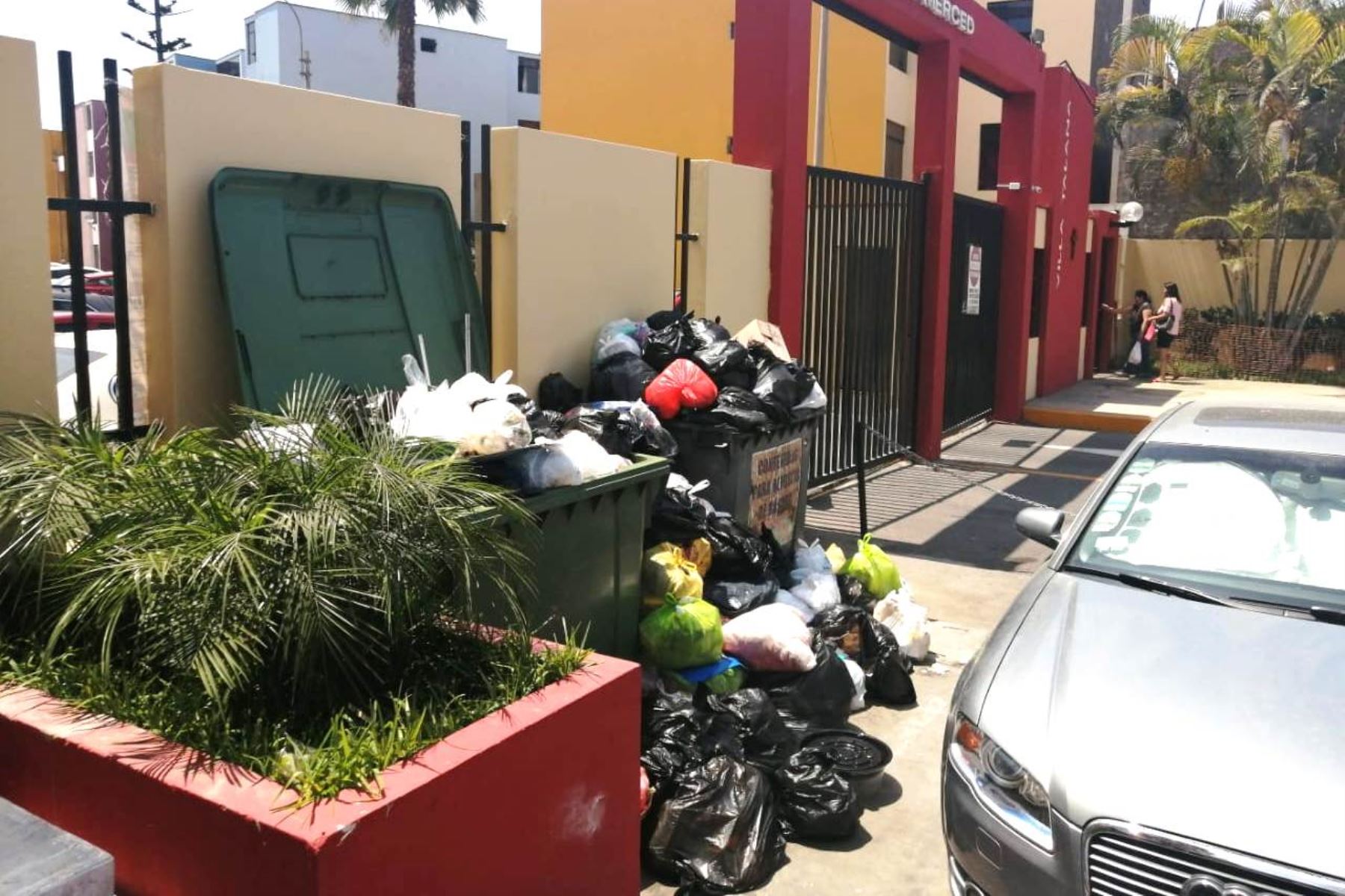 Surco: vecinos expresan malestar por mal olor de basura en las calles ...