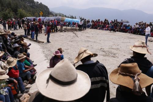 La alta comisionada para el diálogo y desarrollo del Corredor Vial Sur, Paola Bustamante, escuchó demandas de las autoridades y población de Capaccmarca, Cusco.