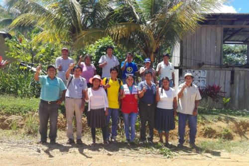 Cincuenta productores de cacao y otros frutos del centro poblado San José de Shori, región Junín, reciben asistencia técnica en el tambo San Pablo de Shaboriato del Programa Nacional PAIS.