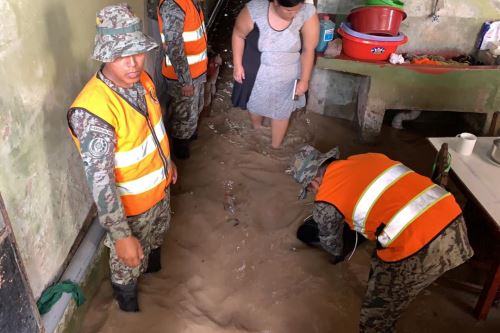 Personal del Ejército del Perú participan en las labores de limpieza tras las lluvias intensas registradas en Chanchamayo.