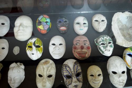 El museo del carnaval de Cajamarca exhibe máscaras de la tradicional fiesta popular.