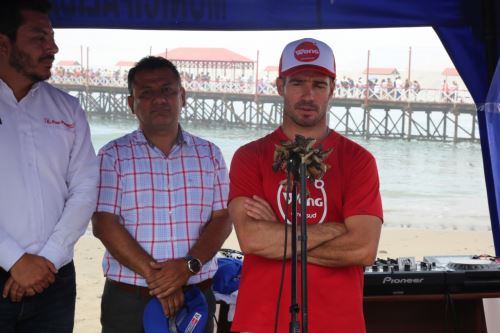 El medallista del surf Piccolo Clemente participó en la jornada de la campaña Salva Playas, desarrollada en Trujillo.