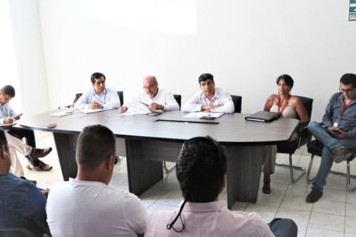 El director general de Políticas y Regulación de Transporte Multimodal del MTC, Fernando Cerna, se reunió con transportistas de carga de Piura.