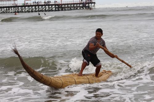 Los caballitos de totora surcan el mar de Huanchaco, región La Libertad.