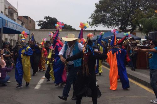 El Carnaval Loncco Caymeño es una típica manifestación cultural de Arequipa.