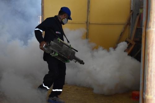 La fumigación es una de las principales acciones para frenar el avance del dengue.