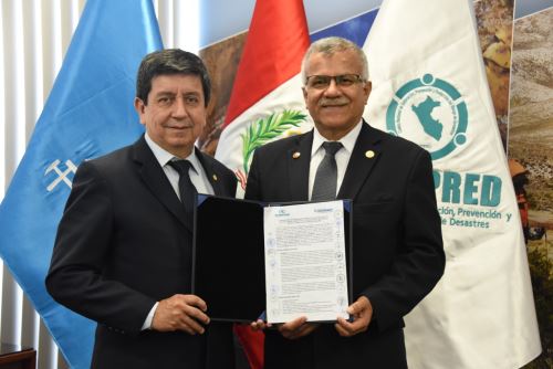 El jefe del Cenepred, Juvenal Medina, y el presidente ejecutivo del Ingemmet, Henry Luna, suscribieron acuerdo de cooperación.