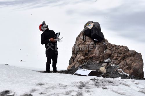 Especialistas del OVI hicieron una inspección remota del cráter del Ubinas con dron.