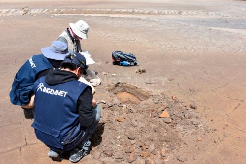 Especialistas del Observatorio Vulcanológico del Ingemmet tomaron muestras de la ceniza expulsada por el volcán Ubinas.