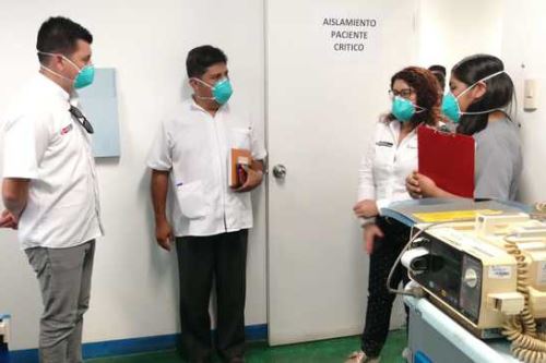 La viceministra de Políticas Agrarias, Paula Carrión, visitó el Hospital Hipólito Unanue de Tacna para constatar que cuente con espacios para atender a pacientes con coronavirus.
