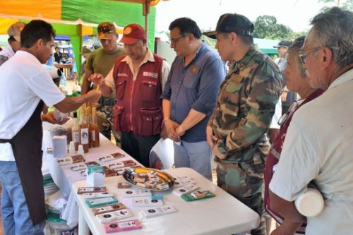 Productores cacaoteros presentaron derivados de los cultivos de desarrollo alternativo como chocolates, pasta, nips, licor y miel de cacao en feria desarrollada en Pasco.