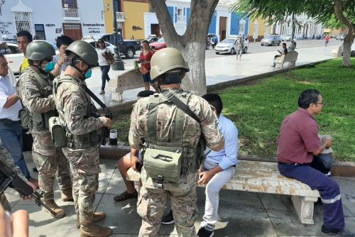 Efectivos del Ejército instan a los pobladores que se encuentran en lugares públicos a que regresen a sus hogares.