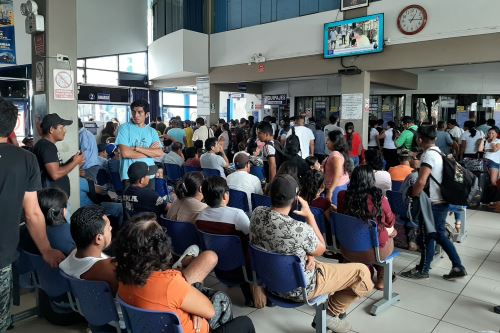 Algunas agencias de viaje lucen llenas de personas que aguardan poder comprar un pasaje que les permita regresar a sus lugares de origen.