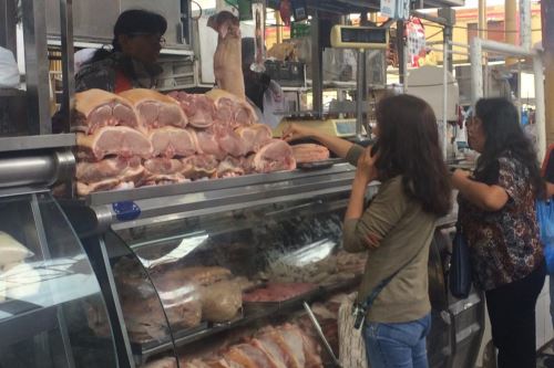 El mercado San Camilo de Arequipa registró gran afluencia de personas.