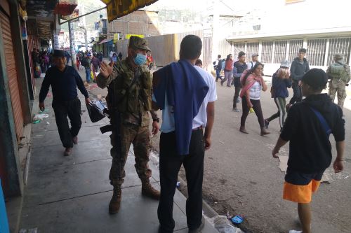 Miembros de la Policía Nacional y el Ejército del Perú exhortan a los pobladores a cumplir el aislamiento social.