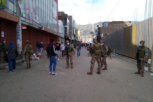 Policía y Ejército controlan desplazamiento de personas en Huancayo.