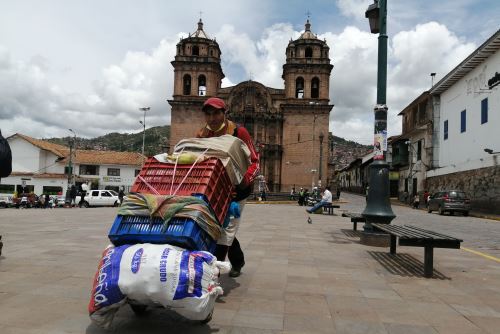 En las calles del Cusco se observa a algunos comerciantes.